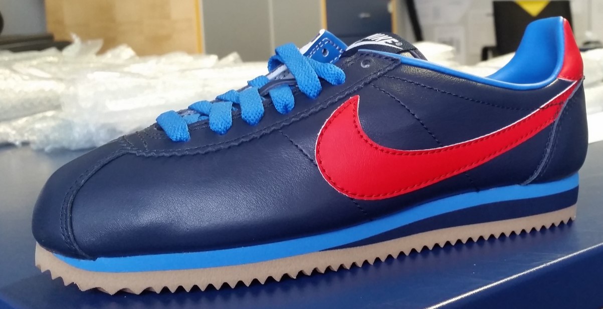 Zapatilla Nike Cortez azul marino con el swoosh rojo
